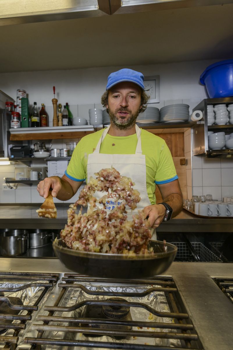 Begrenzter Platz in der Küche bedeutet begrenzte Auswahl in der Speisekarte. Foto: DAV/Norbert Freudenthaler