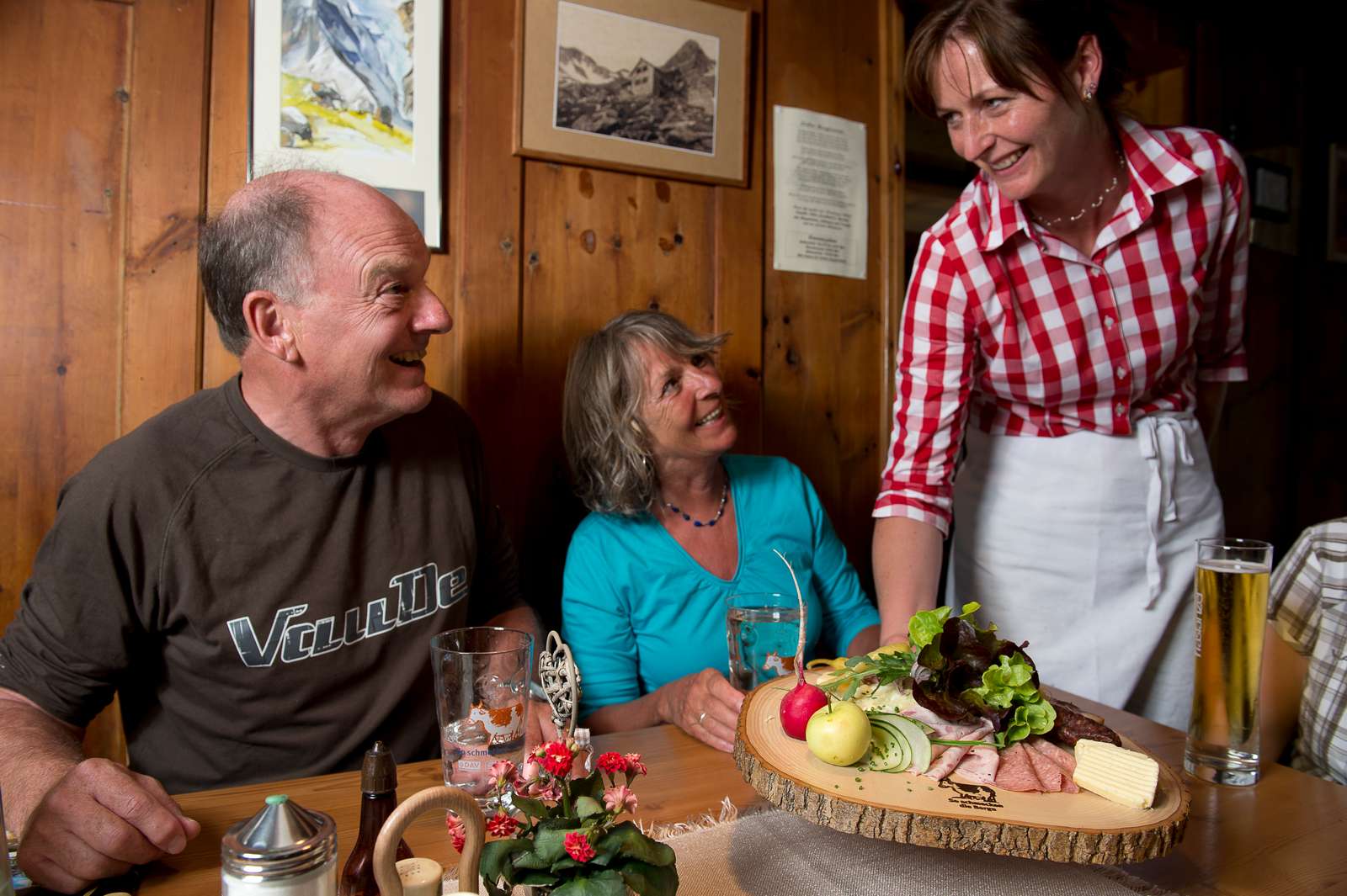 Schmankerl: Eine deftige Hüttenbrotzeit. Foto: DAV/Thilo Brunner